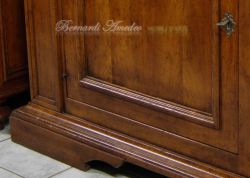 Credenza realizzata in legno massello di noce con 2 ante senza intarsi